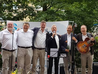 bilder/bildergalerie/2016--Seit_1999_Moderator_der_Sommerfeste_in_der_Seniorenstiftung_Prenzlauer_Berg,_hier_mit_der_Berliner_Dixieland-Band.jpg
