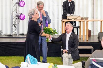 bilder/bildergalerie/2017--Legendaerer_Kniefall_beim_Sommerfest_in_der_Seniorenstiftung_Prenzlauer_Berg_bei_der_Blumenuebergabe_.jpg