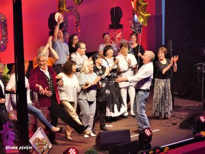bilder/bildergalerie/2019--Finale_700ste_Kofferradio,_Juni_2019_mit_Premiere_Wir_sind_alle_keine_Engel.jpg
