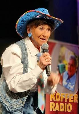 bilder/bildergalerie/2023--Susi_Schuster_beim_900__Kofferradio.jpg